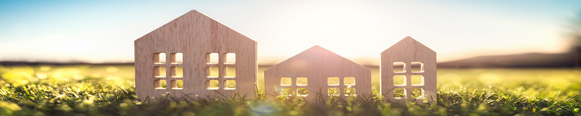 Drewniane figurki w kształcie domów